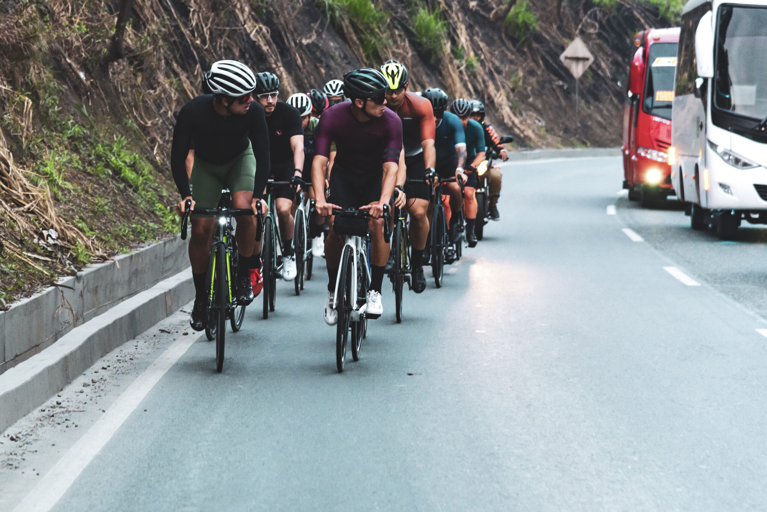Grupo de ciclistas entrenando en carretera — equilibrio entre base e intensidad, Team Sport Balance