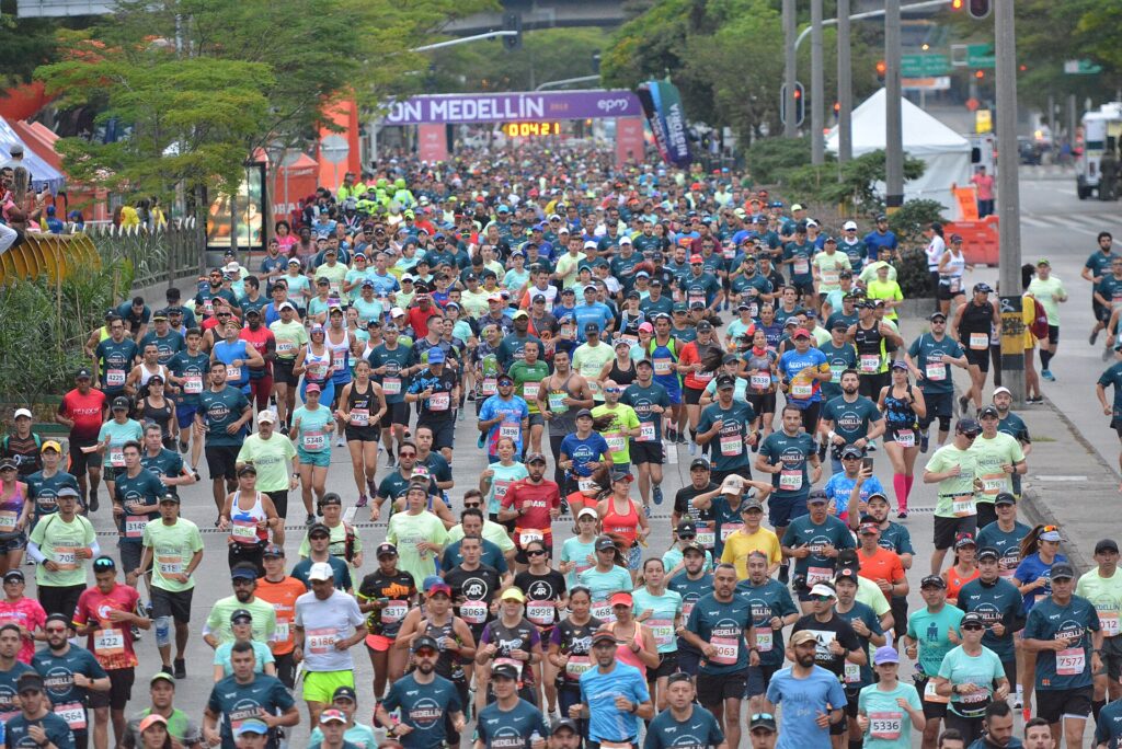 Miles de corredores en la salida de la Maratón de Medellín