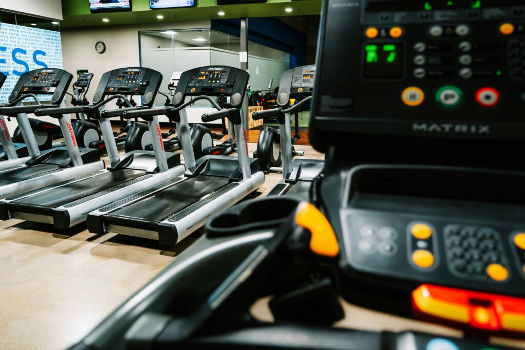Persona corriendo en cinta (caminadora) — calibración de velocidad y ritmo, Team Sport Balance
